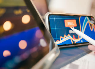 Trader på tværs af flere markeder, der gennemgår Bitcoin, Ethereum og forex-optioner